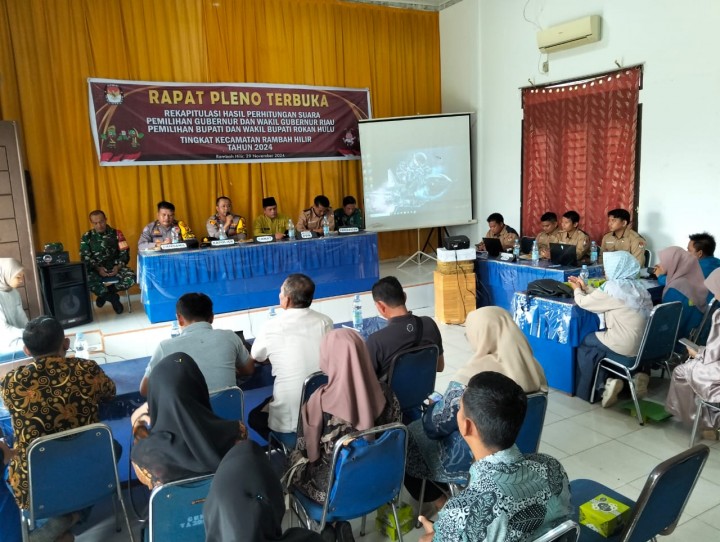 Rapat Pleno Terbuka Rekapitulasi Hasil Penghitungan Suara Pilkada 2024 Di Kecamatan Rambah Hilir