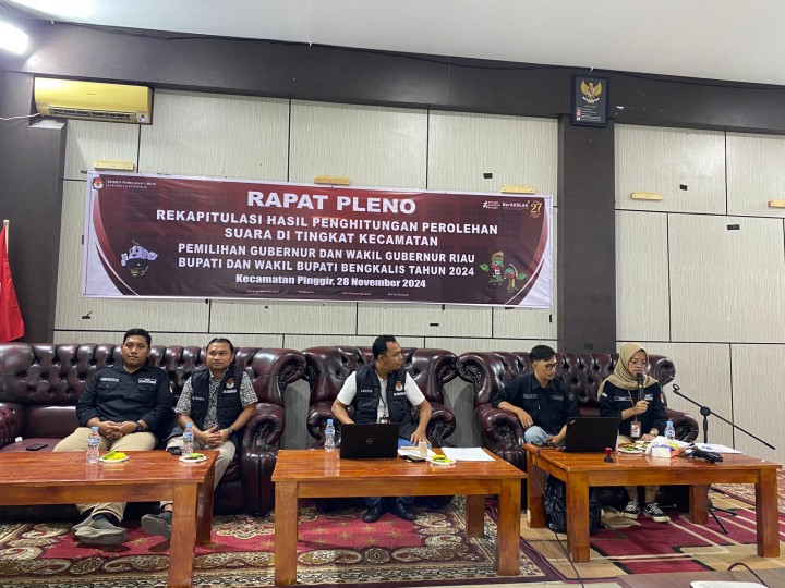 Kapolsek Pinggir Melaksanakan Pengamanan Logistik PPK di Kec Pinggir