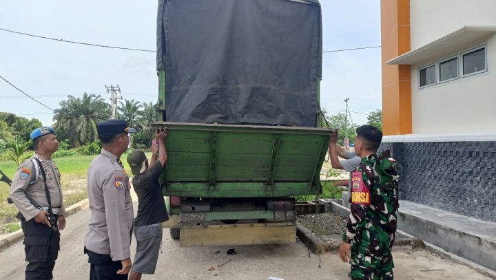 Polsek Pinggir Kawal Logistik Pilkada Dari Gudang PPK Menuju Gudang KPU Bengkalis