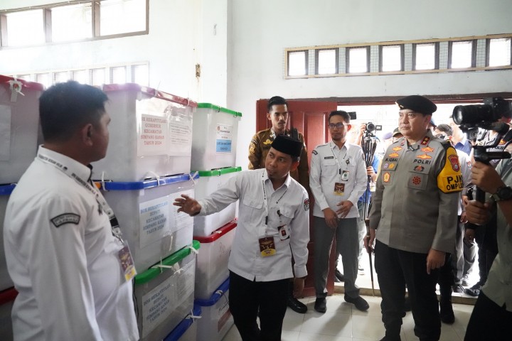 Kapolda Riau Pantau Rapat Pleno KPU Rohil, Ajak Semua Pihak Jaga Persatuan dan Kedamaian