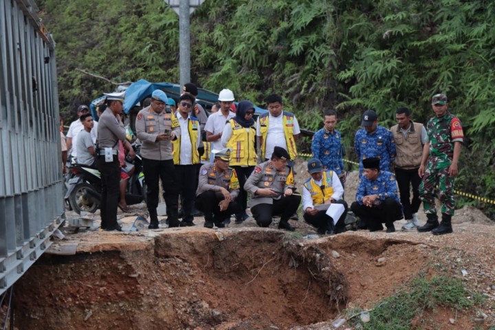 Jalan Lonsor di Tanjung Alai, Kapolda Riau Pastikan Akses Masyarakat Kembali Normal