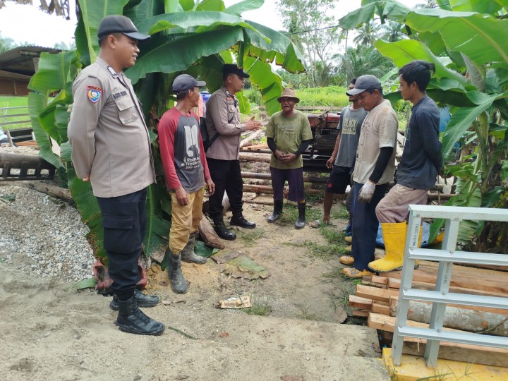 Cooling System Pasca Pilkada, Polsek Siak Kecil Ajak Pekerja Bangunan Jaga Kondusifitas dan Keselamatan Saat Bekerja