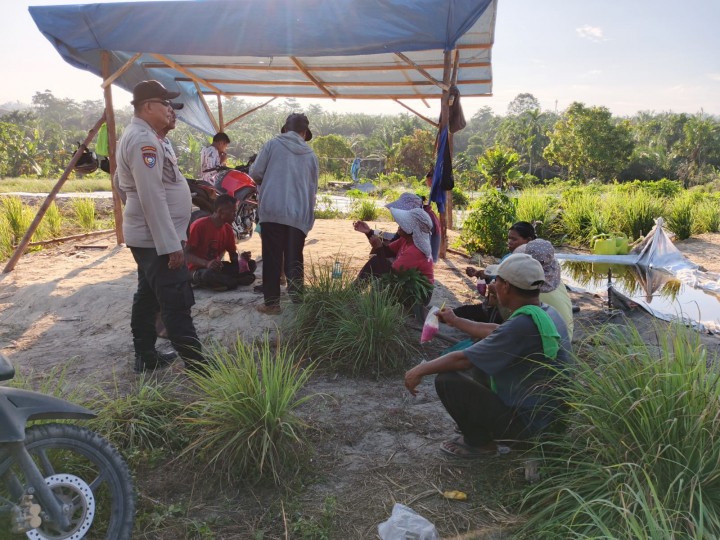 Bhabinkamtibmas Cooling System Bersama Petani dan Buruh Pasca Pilkada 2024