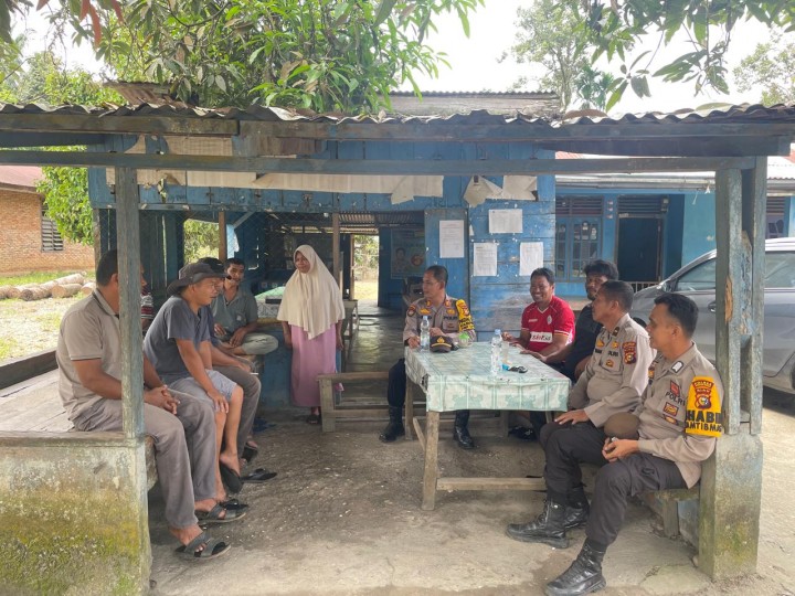 Polsek Tambusai Gelar Giat Jumat Curhat Untuk Jalin Silaturahmi Dengan Masyarakat