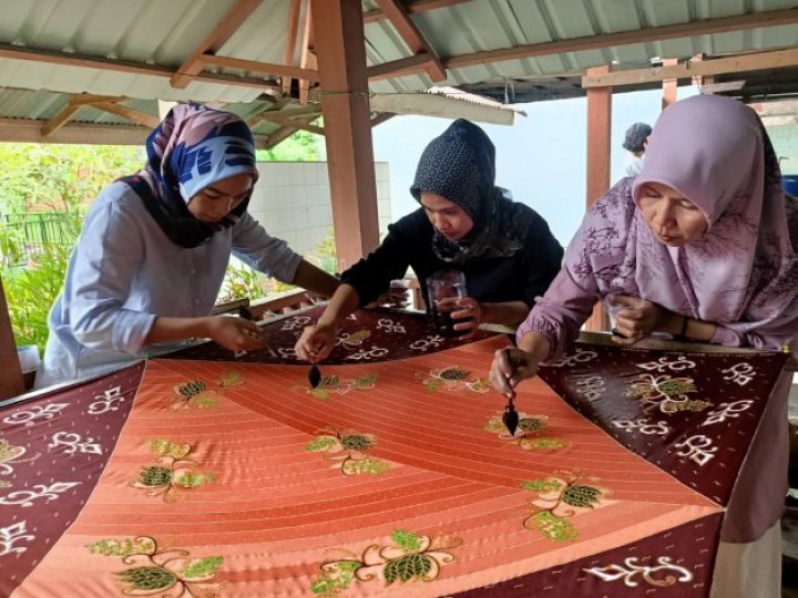 Dukung Pengembangan Budaya Lokal, APRIL-APR Gelar Pelatihan Kelompok Batik di Riau