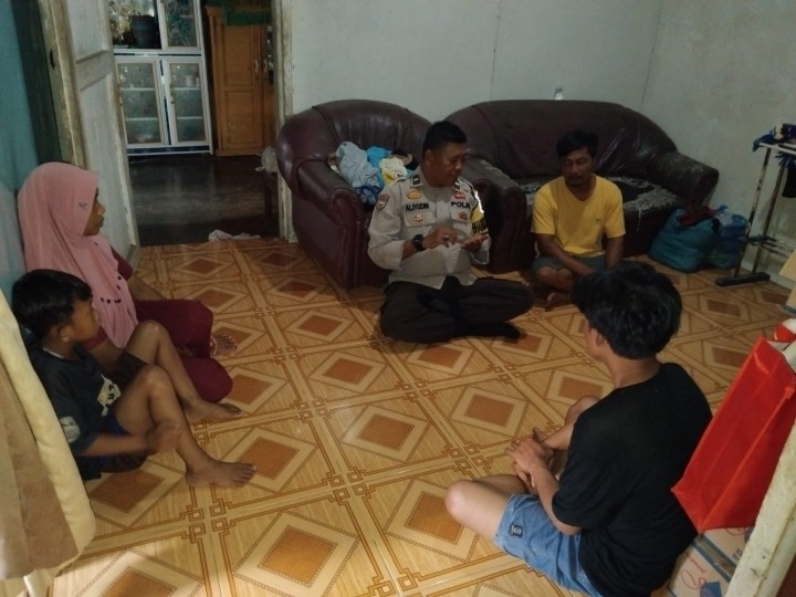 Bhabinkamtibmas Kampung Buana Makmur Aipda Aliyudin SH Sambangi Warga, Sampaikan Pesan Kamtibmas Pasca Pilkada Kabupaten Siak