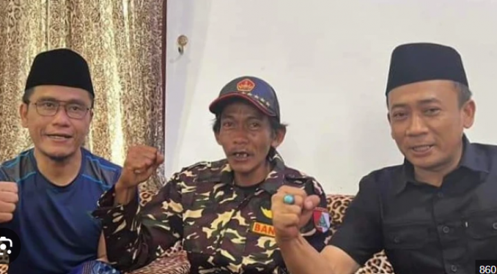 Sunhaji Penjual Es Teh yang Dihina Gus Miftah Diangkat jadi Anggota Kehormatan Banser Jogja. 