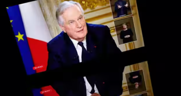 Sebuah layar menampilkan Perdana Menteri Prancis Michel Barnier saat dia berbicara selama wawancara di televisi Prancis di Hotel Matignon di Paris, Prancis, 3 Desember 2024 /Reuters