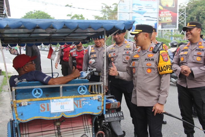 Kapolres Bengkalis Patroli Dialogis Sambil Berjalan Kaki