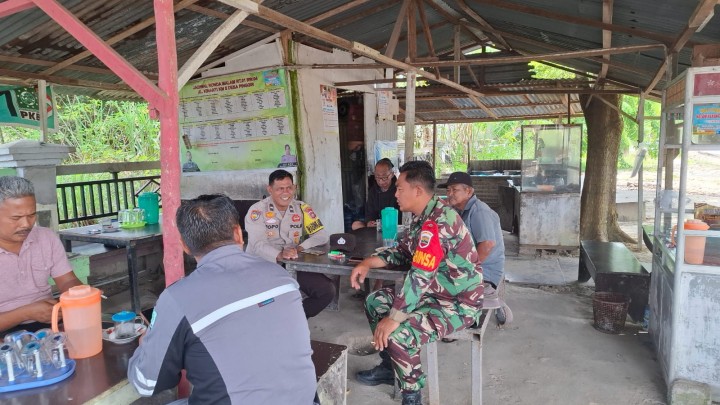 Personil Polsek pinggir bersinergi Bersama TNI Dalam Melaksanakan Kegiatan Jum'at Curhat