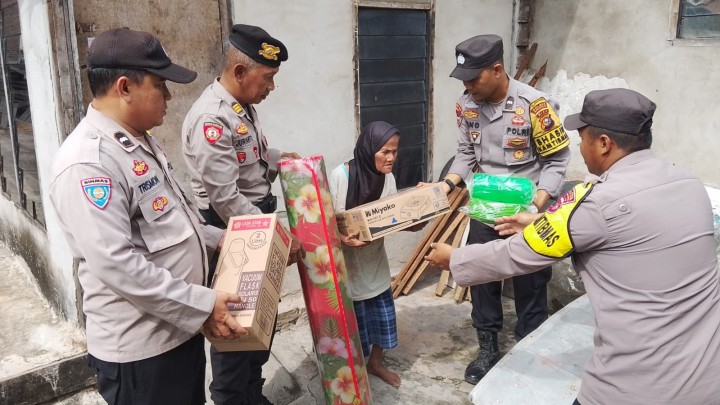 Polsek Mandau Bagikan Sembako ke Warga Mandau