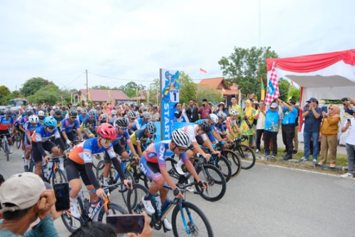 Sekda Siak Lepas 13 Tim Balap Sepeda Tour de Siak 2024 Dari Sabak Auh