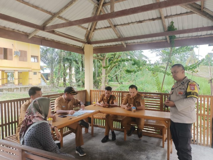 Bhabinkamtibmas di Kampung Rawang Kao Barat Imbau Warga Jaga Kerukunan Pasca Pilkada