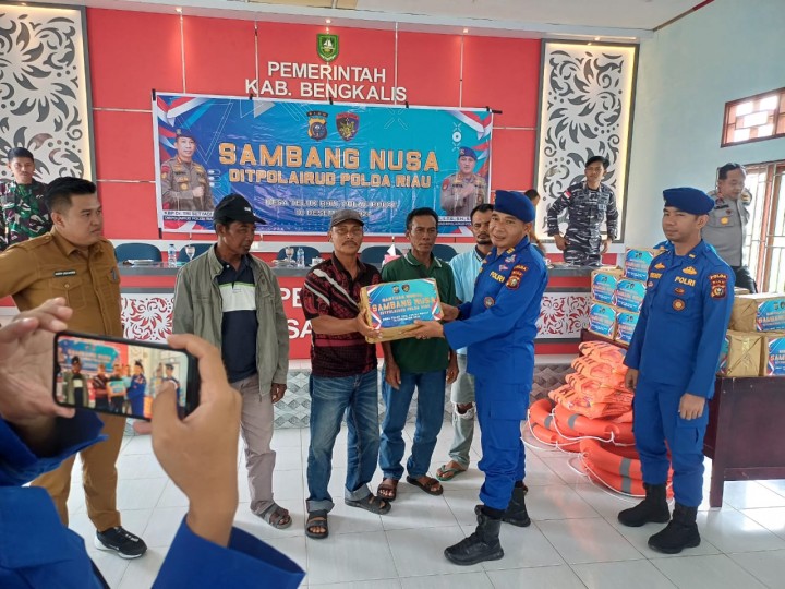 Kegiatan Sambang Nusa, Ditpolairud Polda Riau Sambangi Pulau Terluar di Rupat Utara