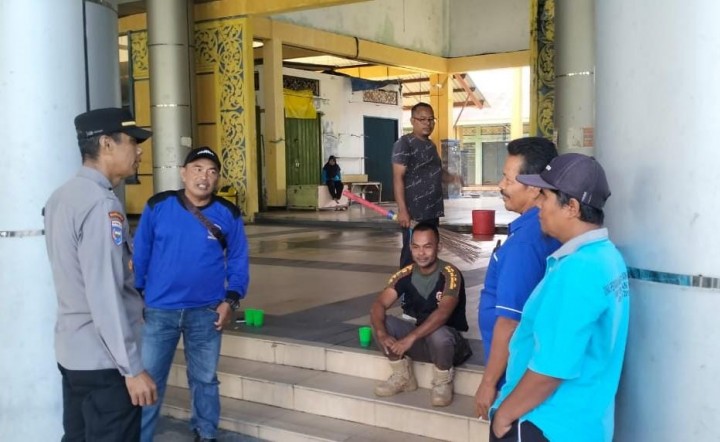 Berikan pesan kamtibmas Pasca Pilkada Kanit Binmas Polsek Siak Sambangi Petugas Kebersihan Kota Siak