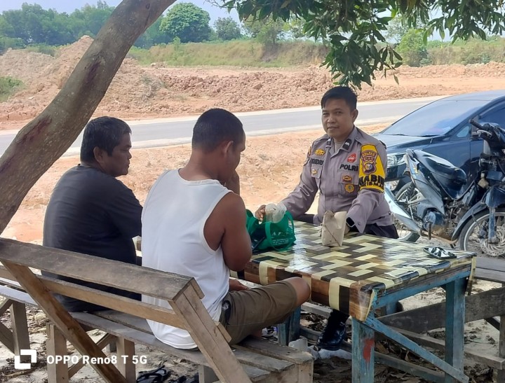 Bhabinkamtibmas Sambangi Warga Saat Berkebun