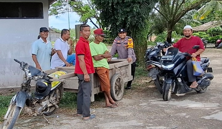 Bhabinkamtibmas Keliling Wilayah Desa Binaan Sampaikan Pesan Kamtibmas