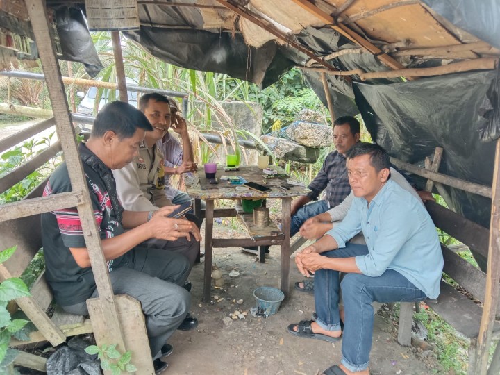 Bhabinkamtibmas Kampung Teluk Merempan Bripka Dedi Sura Sambangi Warga dan Sampaikan Pesan Damai Pasca Pilkada Siak