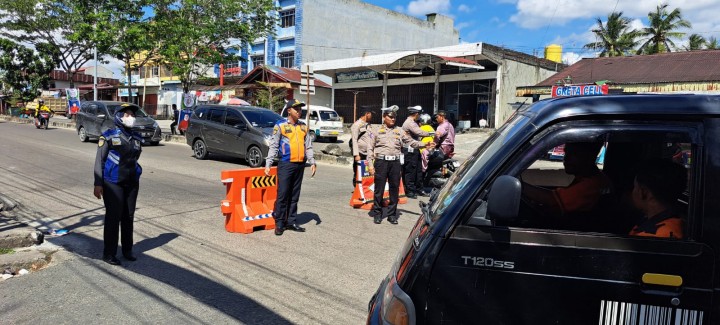 Polsek Mandau Kerahkan Seluruh Personil Tertibkan Arus Lalu Lintas Pengamanan Pawai Ta'ruf MTQ ke 49 Tingkat Kabupaten Bengkalis