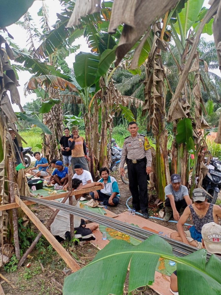 Patroli di Wilayah Strategis Dalam Rangka Cooling System Pasca Pilkada, Bhabinkamtibmas Lakukan Himbauan Kamtibmas