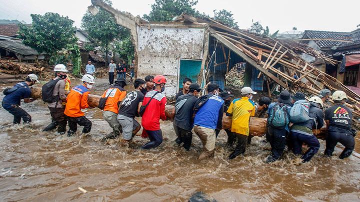 Banjir-Longsor Cianjur Rusaki 3.098 Rumah, 4.061 Jiwa Terpaksa Mengungsi.