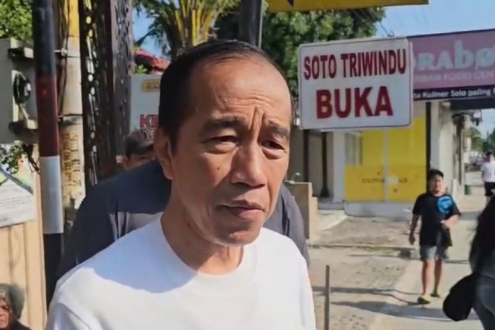 Dua Pria Cegat Mobil Jokowi sambil Bersimpuh Viral di Media Sosial. 