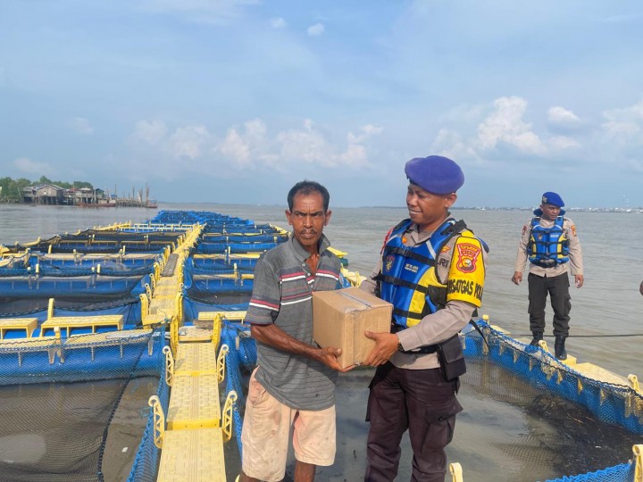 Polres Kepulauan Meranti Gelar Bakti Sosial untuk Nelayan Desa Sialang Pasung