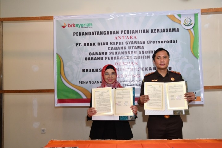 General Manager BRK Syariah Utama, Rina Mutia Zuhra menandatangani MoU dengan Kejari Pekanabaru