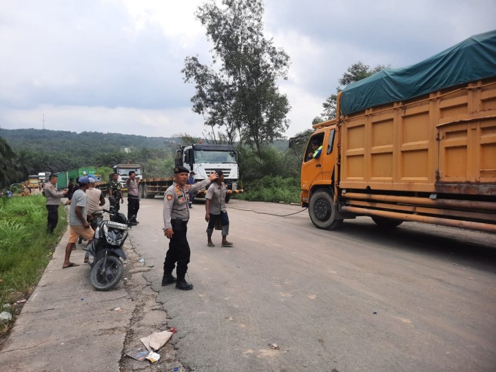 Sinergi TNI Polri - Masyarakat, Berjibaku Urai Kemacetan Hingga Evakuasi Laka Truck Dan Bus Di Tanjakan Ukai Minas