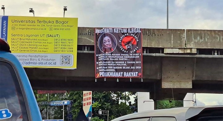 Baliho Berisi Kritikan Tajam Terhadap Megawati Bertebaran, PDIP Siaga 1 Jelang Kongres. (X/Foto)