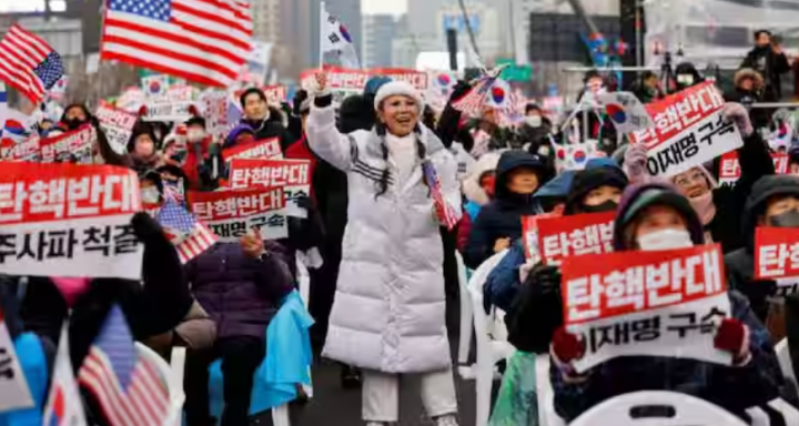 Demonstran yang menginginkan Yoon Suk Yeol tetap menjabat sebagai Presiden Korea Selatan /Reuters