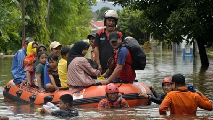 1.403 Warga Dievakuasi Imbas Banjir Makassar Rendam 3 Kecamatan. 