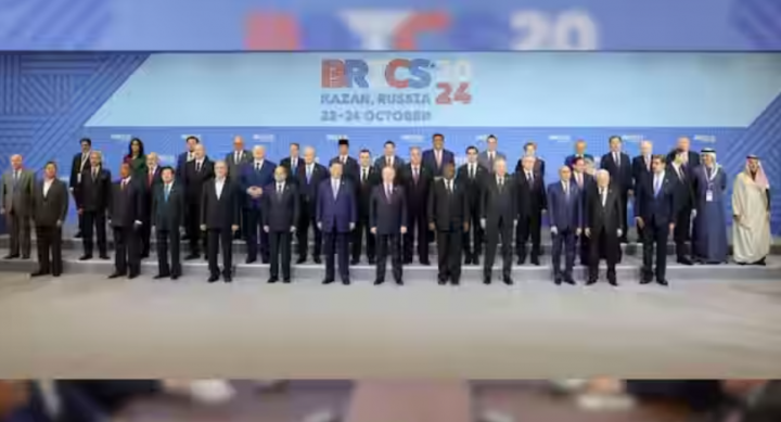 Gambar selebaran yang disediakan oleh kantor pers Otoritas Palestina (PPO) ini menunjukkan Presiden Rusia Vladimir Putin dan peserta dalam pertemuan format penjangkauan/BRICS Plus berpose untuk foto keluarga selama KTT BRICS di Kazan pada 24 Oktober 2024 /AFP