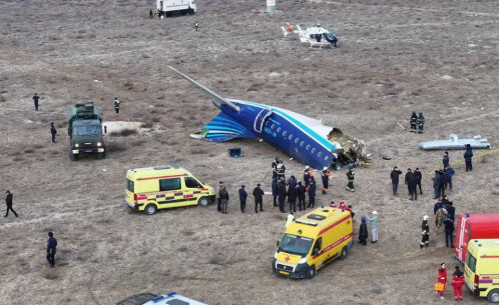 Tampilan drone menunjukkan lokasi kecelakaan pesawat penumpang Azerbaijan Airlines di dekat Aktau, Kazakhstan, 25 Desember 2024 /Azamat Sarsenbayev-Reuters