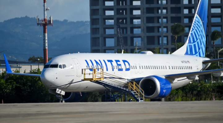 Sebuah pesawat jet United Airlines Boeing 737 MAX 9 di-grounded, karena penumpang mencoba memesan ulang tiket mereka dari penerbangan United Airlines yang dibatalkan setelah regulator keselamatan udara AS Administrasi Penerbangan Federal (FAA) mengardangkan 171 pesawat jet Boeing 737 MAX 9 untuk pem