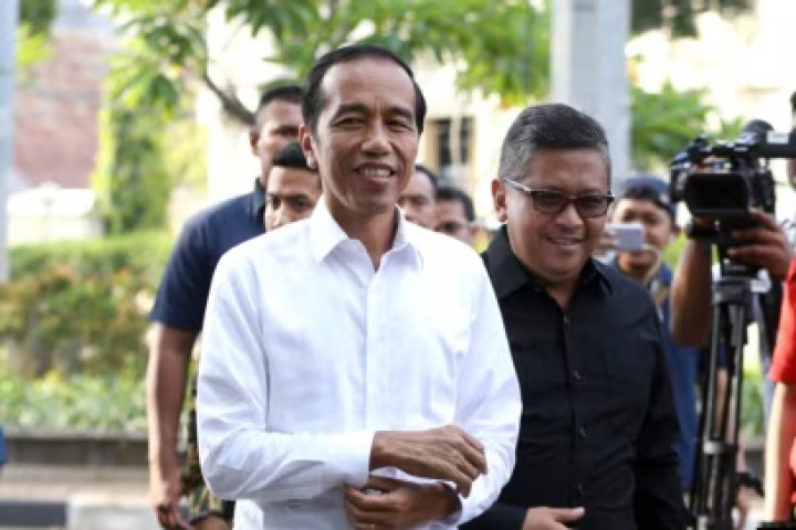 Presiden ke-7 Joko Widodo dan Sekjen PDIP Hasto Kristiyanto. Sumber: Internet