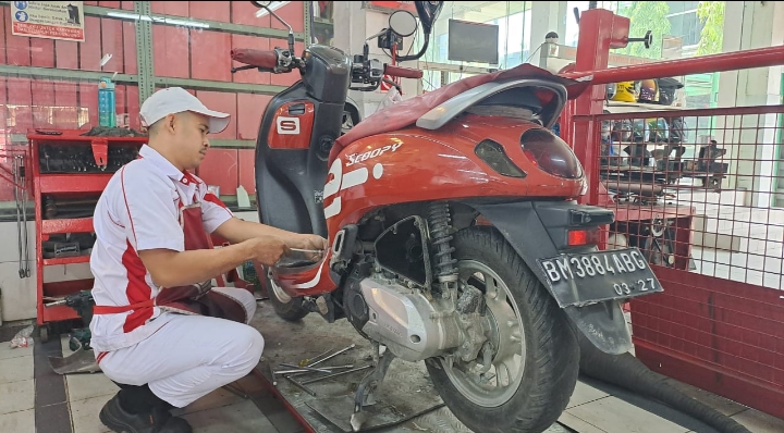 Mekanik Honda tengah memperbaiki motor konsumen disalah satu bengkel Ahass