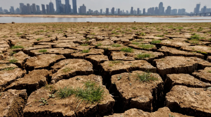 Retakan mengalir melalui dasar sungai Sungai Gan yang sebagian kering di China /Agensi