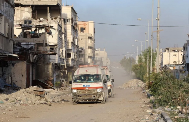 Ambulans mengangkut warga Palestina yang terluka dari Rumah Sakit Kamal Adwan ke rumah sakit Al-Shifa di Kota Gaza, pada 28 Desember 2024, di tengah perang yang sedang berlangsung antara Israel dan kelompok militan Hamas /AFP