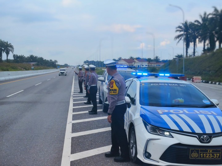 Sapa Langsung Pengendara Yang Melintas Kasat Lantas Polres Siak AKP Kaliman Siregar Berikan Imbauan Keselamatan