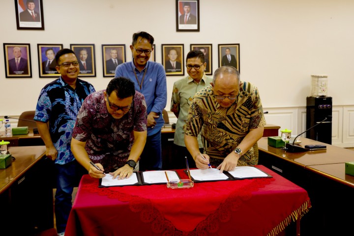 _Caption: Region Head PTPN IV Regional III Rurianto (batik ungu kiri) dan Region Head PTPN IV Regional I Ahmad Gusmar Harahap (batik krem kanan) saat menandatangani berita acara serah terima jabatan, Jumat. Pasca penandatangan tersebut, Rurianto resmi menjabat sebagai Region Head PTPN IV Regional I 