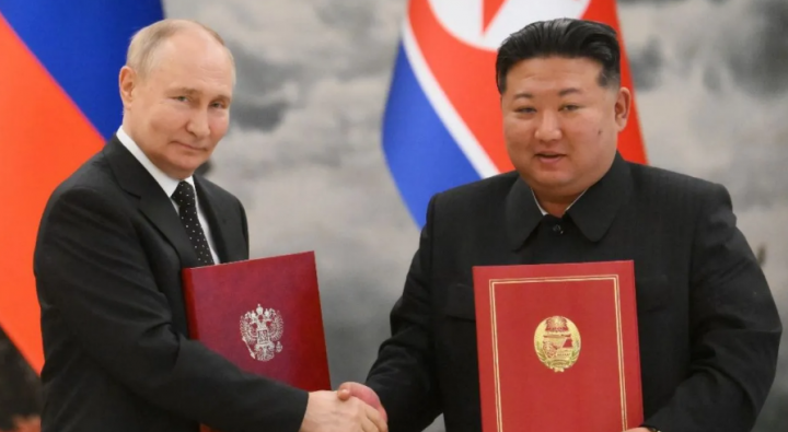 Dalam foto kumpulan yang didistribusikan oleh lembaga negara Rusia Sputnik ini, Presiden Rusia Vladimir Putin (kiri) berjabat tangan dengan pemimpin Korea Utara Kim Jong Un (kanan) setelah upacara penandatanganan setelah pembicaraan bilateral mereka di kediaman negara Kumsusan di Pyongyang, pada 19 