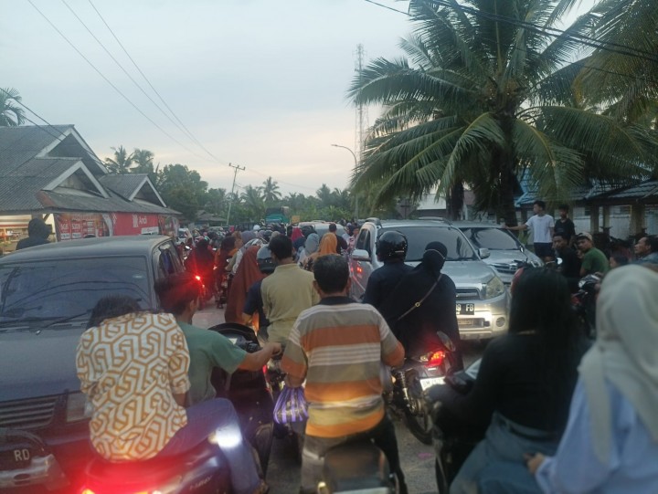 Parkir Kendaraan Sembarangan, Membuat Pintu Keluar Masuk Pantai Selatbaru Macet