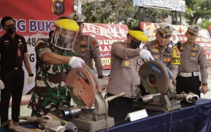 Edukasi Pelajar Tentang Tertib Berlalulintas,Satlantas Polres Siak Musnahkan Ratusan Knalpot Brong  