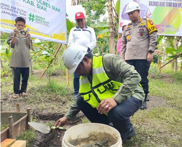 Kolaborasi Dengan UPZ Polres Siak , Ketua BAZNAS Siak Letakan Batu Pertama Pembangunan RLH di Kampung Rawang Air Putih 