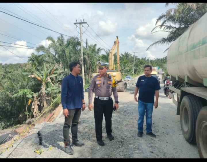 Pastikan Aman Dilalui Masyarakat,Gerak Cepat Satlantas Polres Siak Perbaiki Jalan Amblas Di Kecamatan Minas