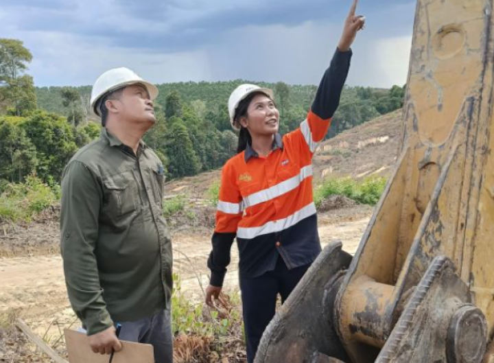 Lilis, salah satu lulusan Female Excavator Operator Trainee asal Desa Penyengat Siak, bersama mentornya Saut Situmorang dalam salah satu sesi pelatihan yang diikuti.