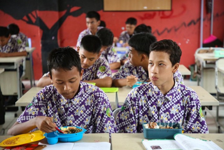 Siswa sekolah sedang menyantap bekal. Sumber: kompas.id