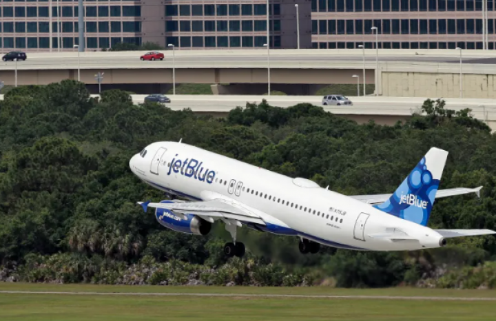 Pihak Berwenang AS Berupaya Mengidentifikasi Mayat yang Ditemukan di Ruang Roda Pesawat JetBlue