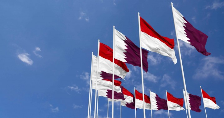 Bendera Indonesia dan Qatar. Sumber: vectreezy